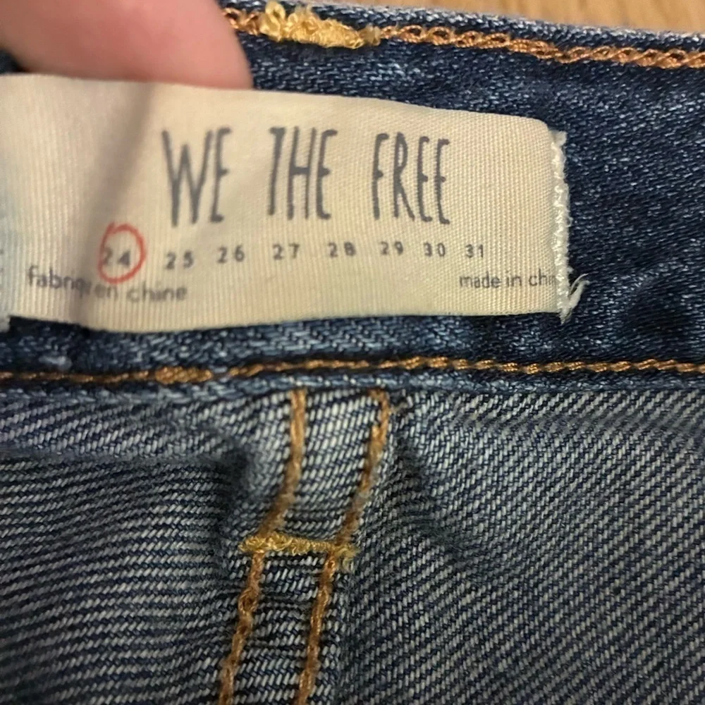 We The Free Women’s Distressed Button fly Raw Hem  Exposed Pockets Denim Shorts